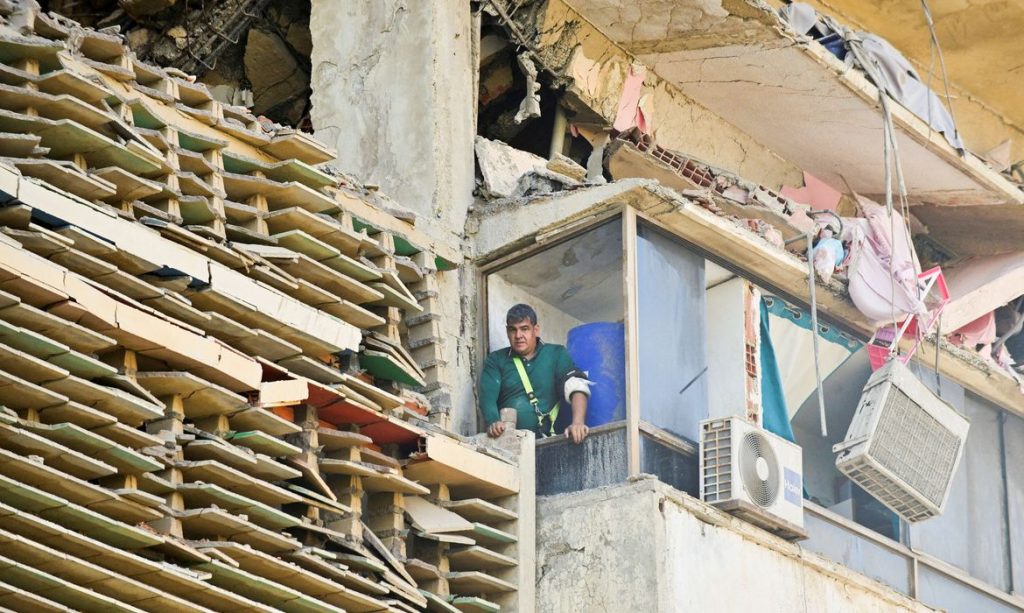 A man involved in rescue efforts looks on from a damaged building, in the aftermath of earthquakes in La Guaira, Venezuela, June 25, 2026. REUTERS/Maxwell Briceno  REFILE - QUALITY REPEAT