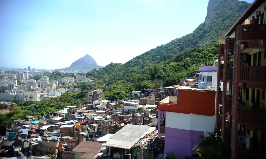 Rio de Janeiro - Oficiais da Força Nacional do Haiti passaram a tarde de hoje (30) conhecendo de perto o trabalho de uma Unidade de Polícia Pacificadora (UPP). Na Favela Dona Marta, na zona sul do Rio de Janeiro, cinco policiais visitaram a