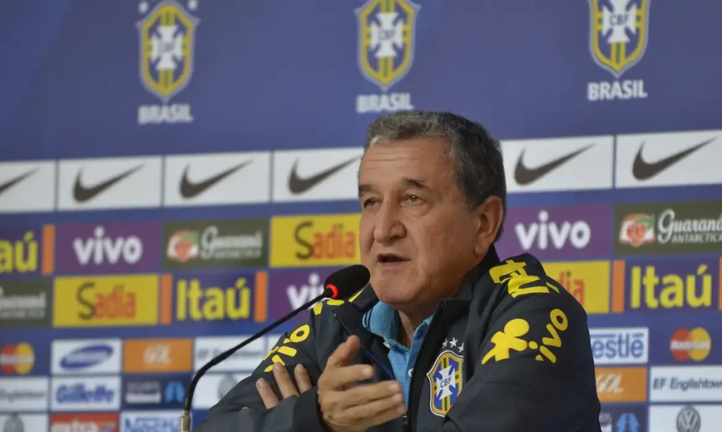 Equipe técnica dá coletiva no centro de mídia na Granja Comary. Na foto, o coordenador técnico, Carlos Alberto Parreira (Tomaz Silva/Agência Brasil)