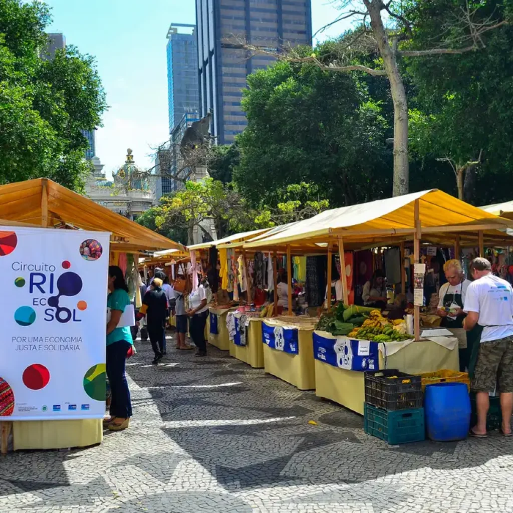 Artesãos de vários municípios fluminenses participam do 5º Festival de Economia Solidária, na Cinelândia, no centro da capital (Tomaz Silva/Agência Brasil)