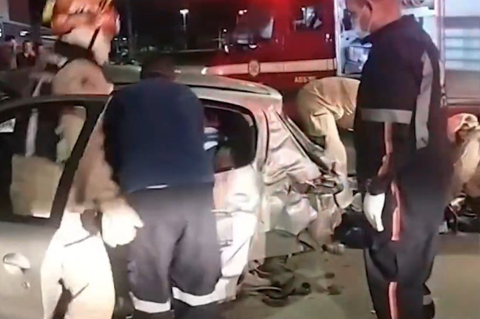 Criança e três mulheres ficam feridas após carro em que estavam bater em muro, em João Pessoa — Foto: Reprodução / TV Cabo Branco