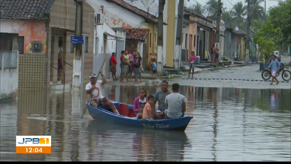 Moradores ficam ilhados por conta das fortes chuvas em Rio Tinto, na Paraíba — Foto: Reprodução/TV Cabo Branco