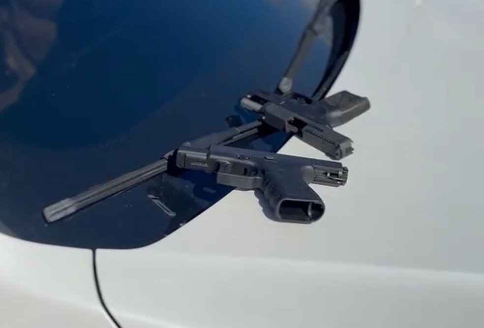 Dois homens em um carro de luxo são presos com armas, em João Pessoa — Foto: PMPB/Divulgação