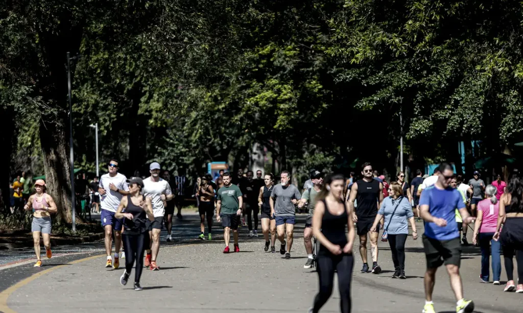 São Paulo (SP) 31/08/2024 - Paulistanos aproveitam o calor em São Paulo no Parque do Ibirapuera.. Foto: Paulo Pinto/Agência Brasil