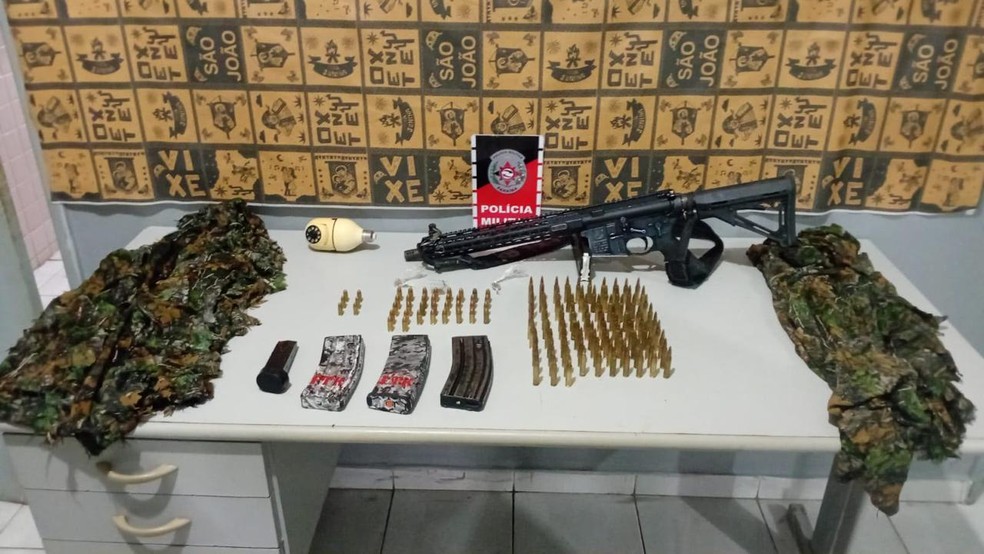 Material apreendido pela PM após tiroteio em Bayeux — Foto: Reprodução/TV Cabo Branco