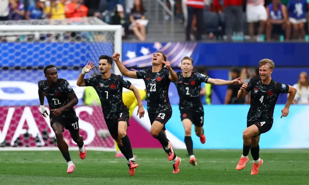 Stephen Eustaquio comemora com seus companheiros de equipe após marcar o gol da vitória do Canadá contra a África do Sul 
28 de junho de 2026
REUTERS/Matthew Childs
