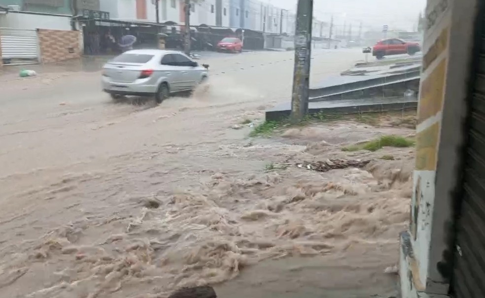 Fortes chuvas no bairro de Valentina, em João Pessoa, na manhã desta terça-feira (28) — Foto: TV Cabo Branco/Reprodução