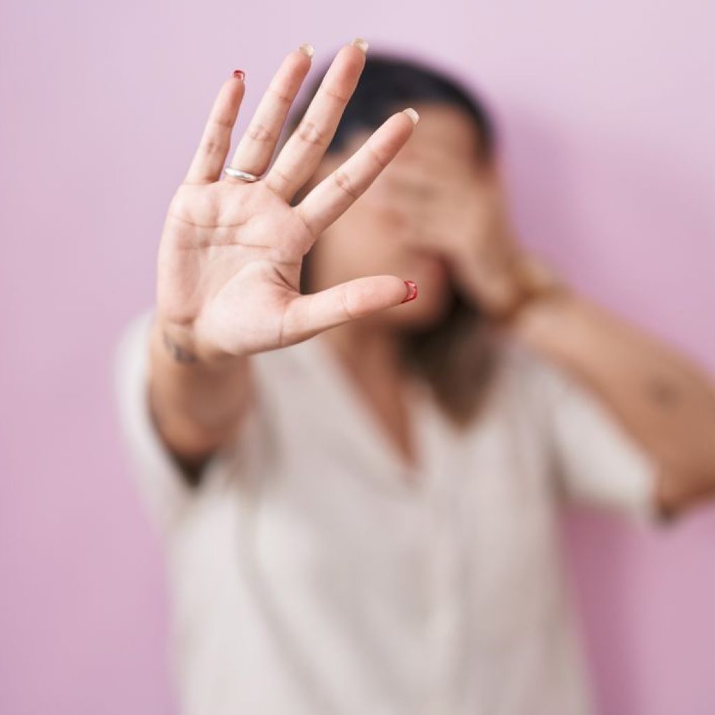 Violência contra a mulher, criança e adolescente. Violência doméstica. Foto: Freepick