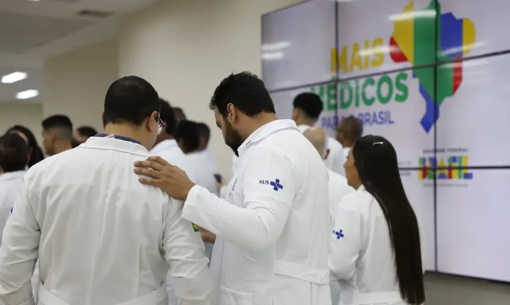 Rio de Janeiro (RJ), 24/04/2025 – Novos médicos do Programa Mais Médicos durante visita no Super Centro Carioca de Saúde, em Benfica. Foto: Fernando Frazão/Agência Brasil