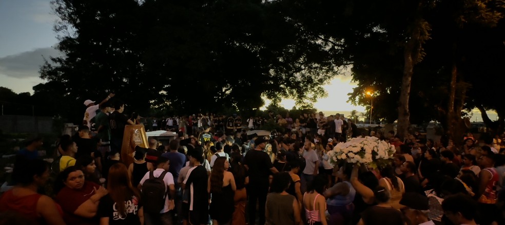 Sob escolta policial, corpos de jovens mortos em ataque a tiros são enterrados, em João Pessoa — Foto: Diogo Pinheiro/TV Cabo Branco