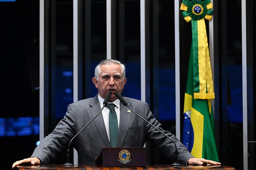 Senador Izalci Lucas (PL-DF) em discurso à tribuna.
