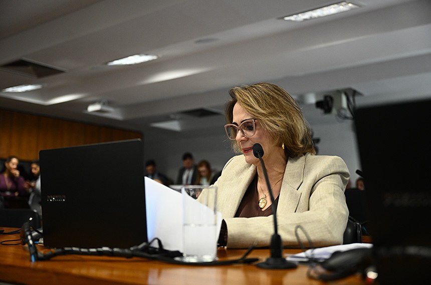 À bancada, em pronunciamento, senadora Damares Alves (Republicanos-DF).