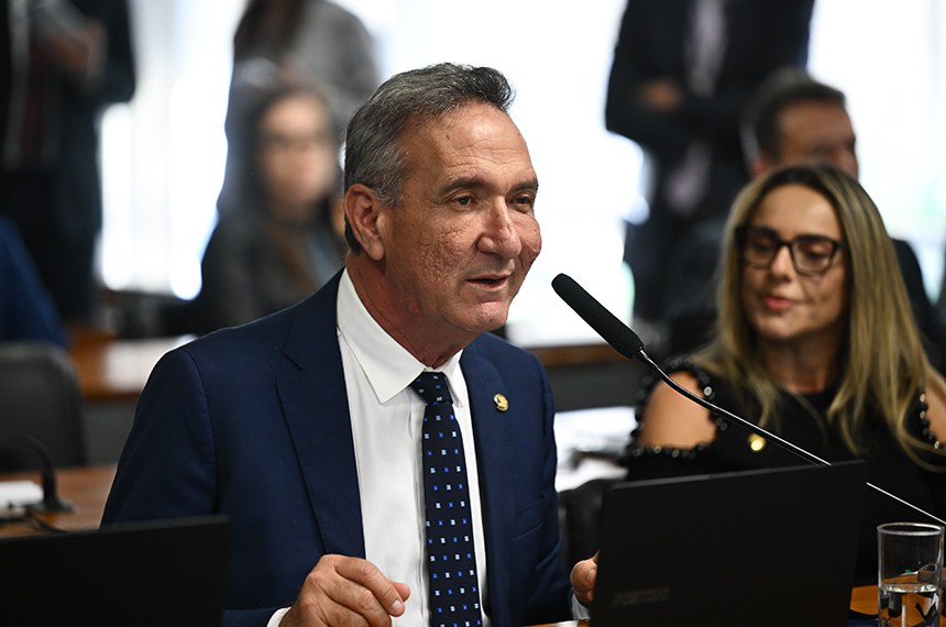 Em pronunciamento, à bancada, senador Lucas Barreto (PSD-AP).