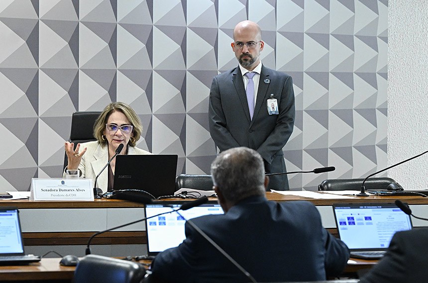 Em pronunciamento, à bancada, relator do PL 1.636/2022, senador Paulo Paim (PT-RS).