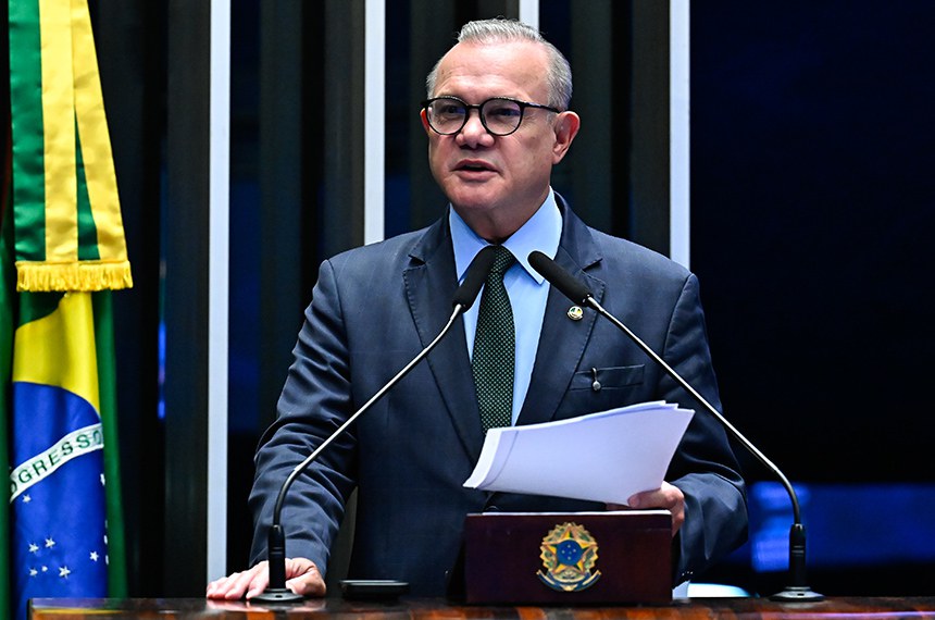 À tribuna, em discurso, senador Wellington Fagundes (PL-MT).