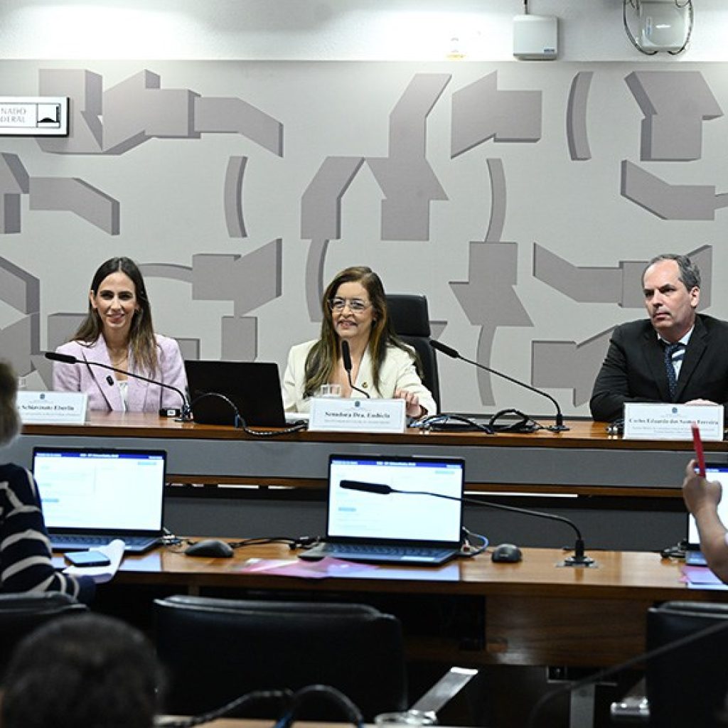 Mesa: 
cientista, professora e pesquisadora na Baylor College of Medicine, nos Estados Unidos, Lívia Schiavinato Eberlin;
vice-presidente da CAS, senadora Dra. Eudócia (PL-AL);
gerente médico do Laboratório Clínico de Medicina Diagnóstica do Hospital Israelita Albert Einstein, Carlos Eduardo dos Santos Ferreira.