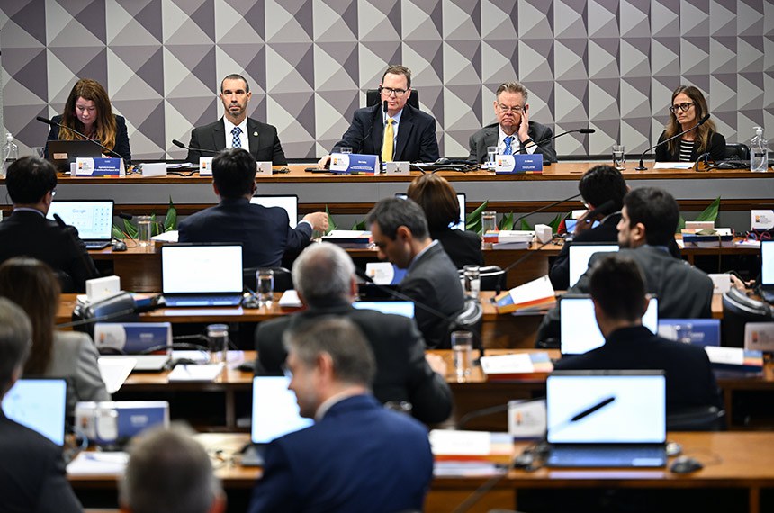 Mesa:
consultor-geral de Orçamentos, Fiscalização e Controle do Senado Federal, Flávio Diogo Luz;
presidente do Grupo de Trabalho de Consultorias de Orçamento da OCDE, Mark Hadley;
presidente da Comissão Mista de Orçamento (CMO) do Congresso do Brasil, senador Efraim Filho (União-PB);
chefe de Gestão Pública e Orçamento da OCDE, Jón Blöndal.