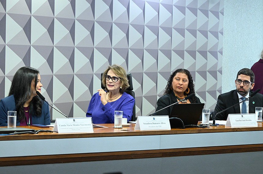 Mesa:
coordenadora de Atenção à Saúde da Pessoa Idosa do Ministério da Saúde, Camila Maria Mendes Nascimento;
presidente da CDH, senadora Damares Alves (Republicanos-DF), conduz audiência;
chefe de gabinete da Secretaria Nacional de Promoção e Defesa dos Direitos da Pessoa Idosa do Ministério dos Direitos Humanos e da Cidadania (MDHC), Lucélia Luiz Pereira;
geriatra - presidente da Sociedade Brasileira de Geriatria e Gerontologia (SBGG), Leonardo Brandão de Oliva.