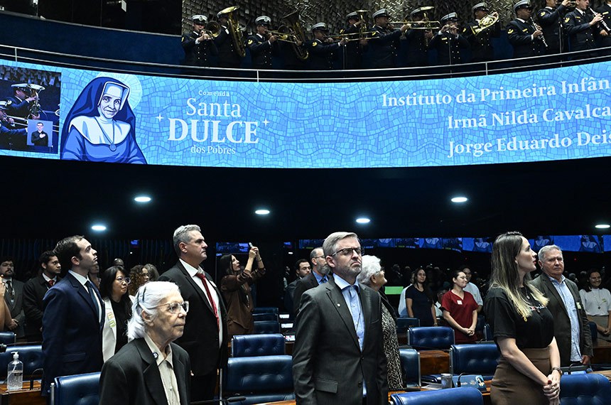 Em posição de respeito, parlamentares e convidados acompanham execução do Hino Nacional pela Banda de Música da Marinha do Brasil.