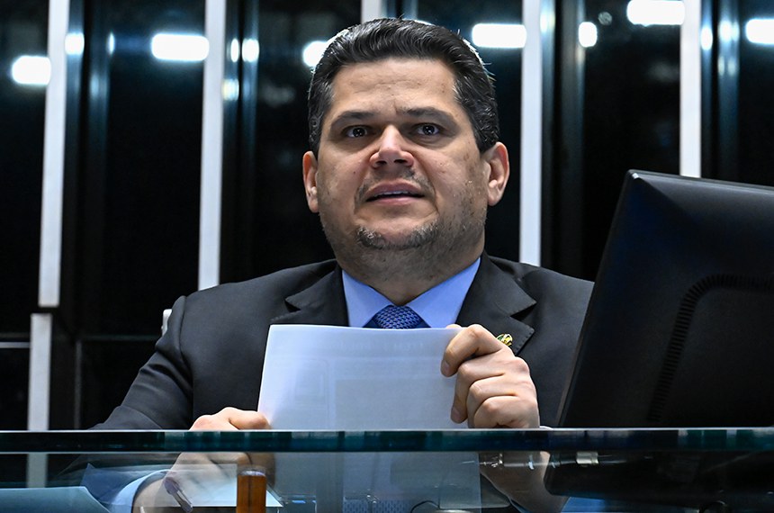 À mesa, presidente do Senado Federal, senador Davi Alcolumbre (União-AP), conduz sessão.