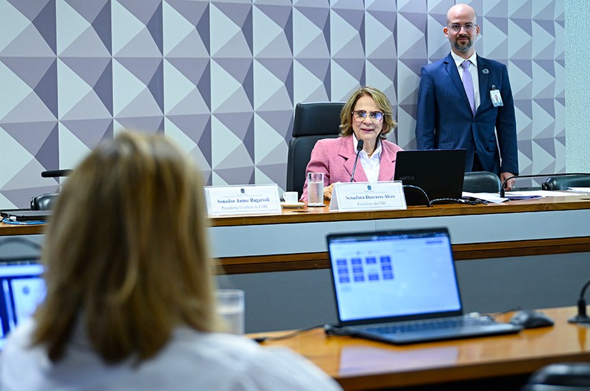 À bancada, suplente do senador Wilder Morais, Izaura Cardoso.