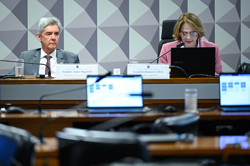 Mesa: 
senador Jaime Bagattoli (PL-RO);
presidente da CDH, senadora Damares Alves (Republicanos-DF), conduz reunião.