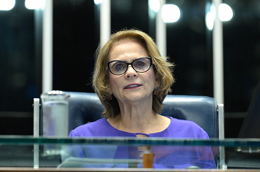 À mesa, senadora Damares Alves (Republicanos-DF) preside sessão.