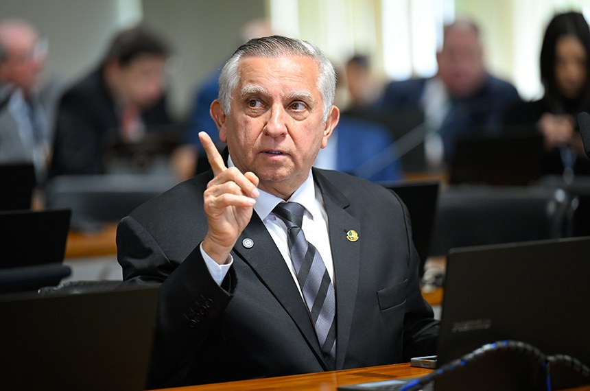 Em destaque, à bancada, senador Izalci Lucas (PL-DF).