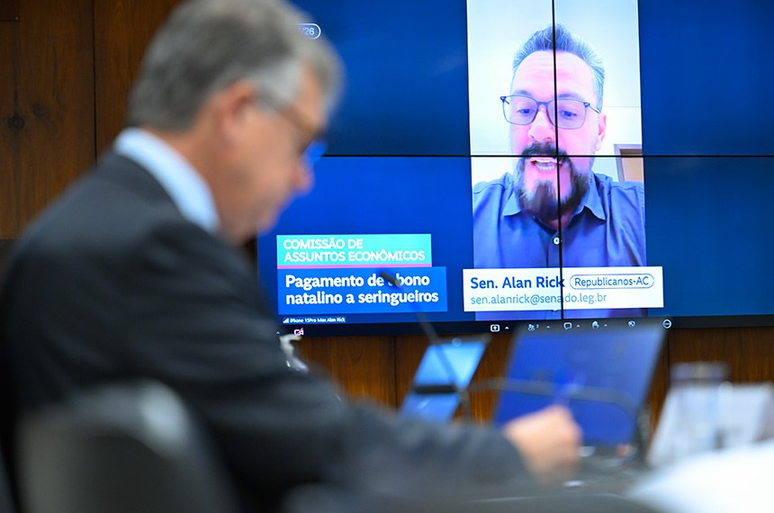 À mesa, presidente em exércicio da CAE, senador Laércio Oliveira (PP-SE), conduz reunião.