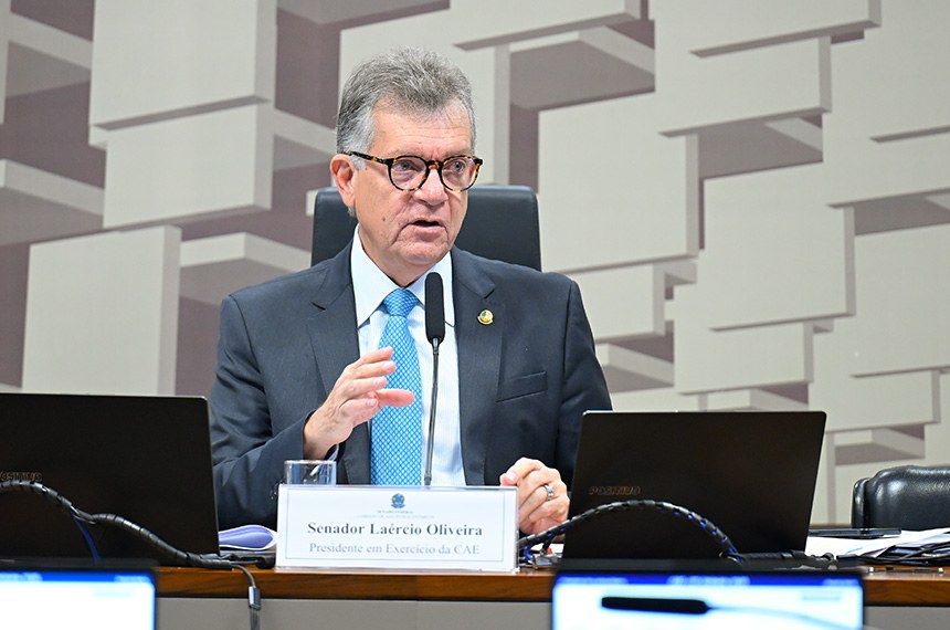 À mesa, presidente em exércicio da CAE, senador Laércio Oliveira (PP-SE), conduz reunião.