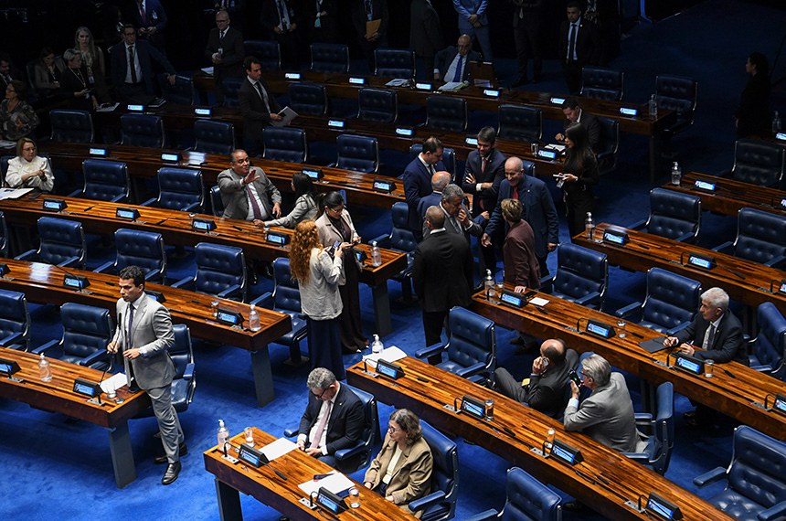 À frente, em pronunciamento, senador Irajá (PSD-TO).