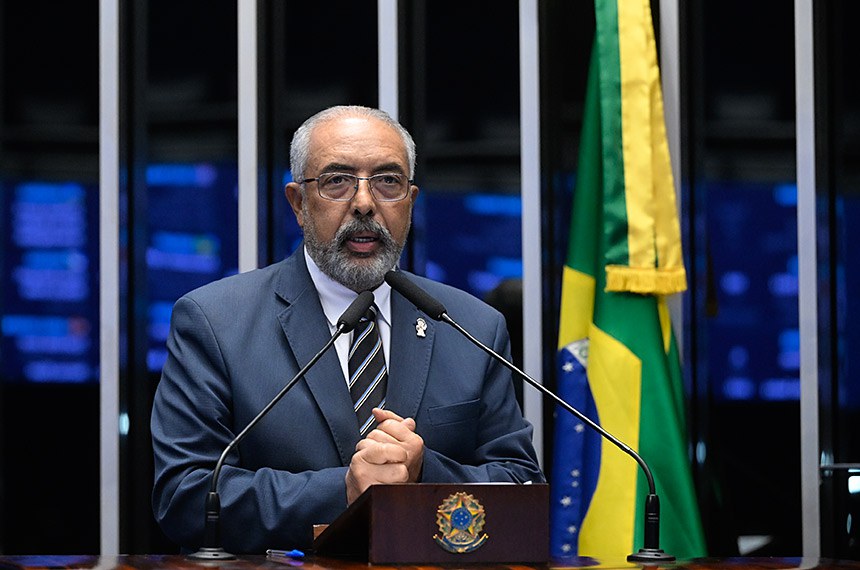 Senador Paulo Paim (PT-RS) em discurso à tribuna.