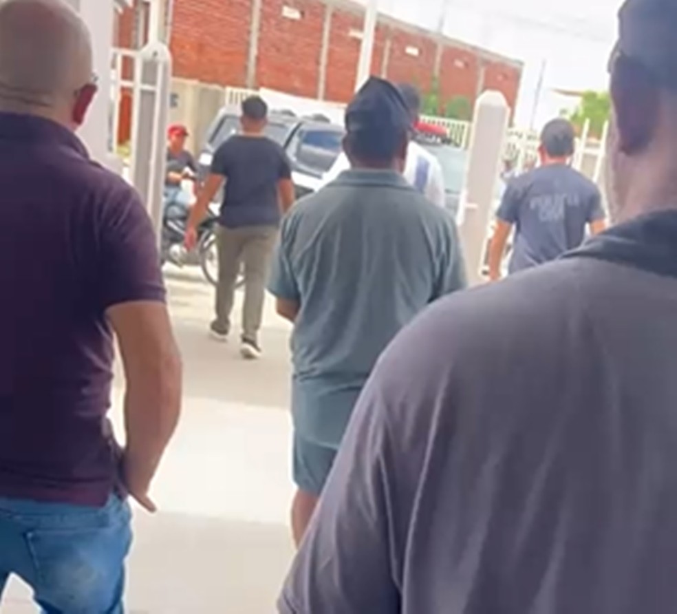 Momento da prisão de suspeitos de estuprar adolescente de 13 anos — Foto: Divulgação/Polícia Civil