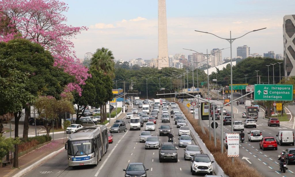 Trânsito na Avenida 23 de Maio, na zona centro-sul de São Paulo.