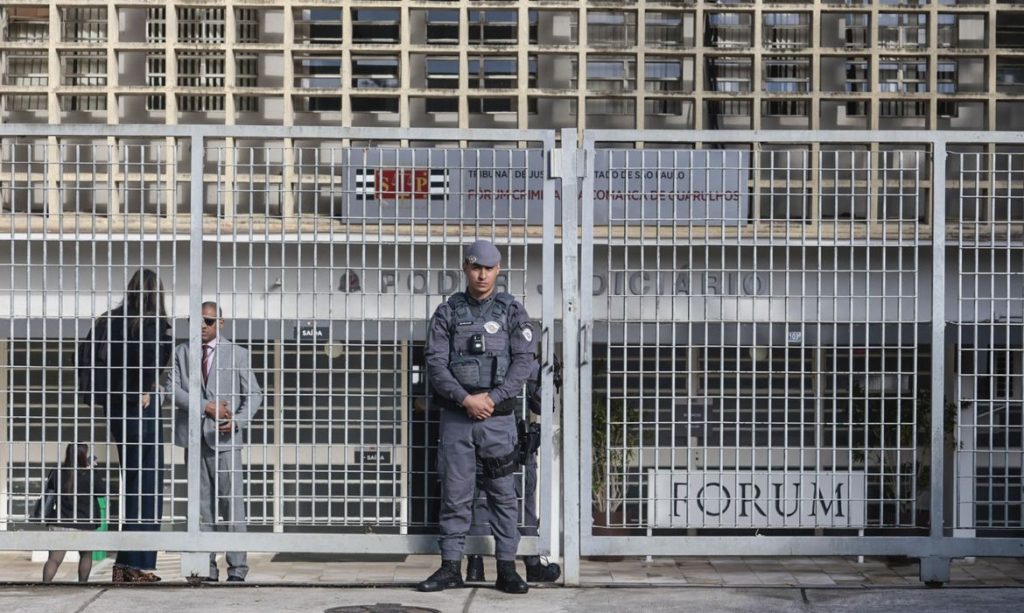Guarulhos (SP), 22/06/2026 - Julgamento dos acusados da morte de Vinícius Gritzbach começa hoje, em Guarulhos, o julgamento dos três policiais militares acusados de matar Vinícius Gritbach, delator do PCC. Ele foi morto a tiros no aeroporto de Guarulhos em novembro de 2024. O júri começa hoje e deve seguir até sexta-feira, no Fórum da Comarca de Guarulhos. Movimento na frente do Fórum.
Foto: Paulo Pinto/Agência Brasil