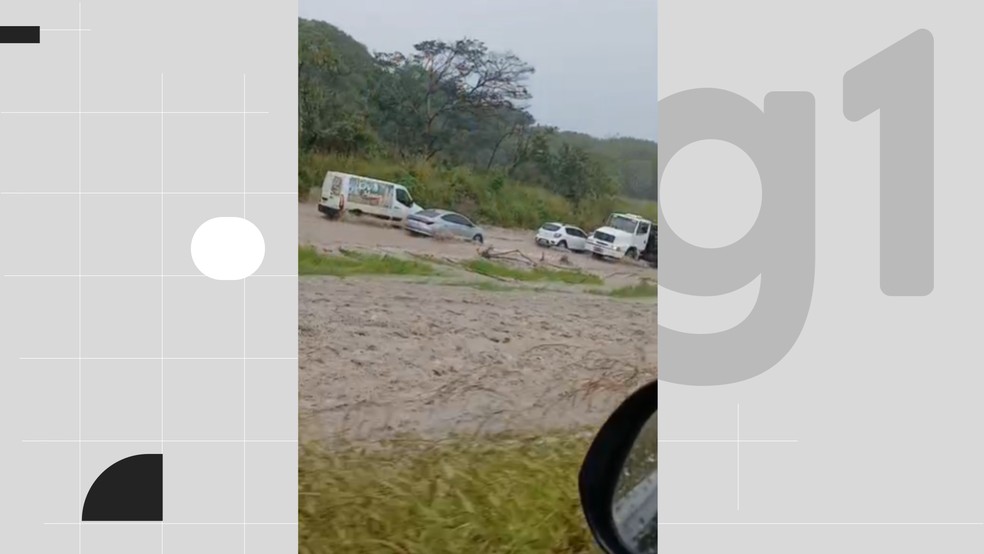 Barragem rompe e água invade km 115 da BR-101, na Paraíba — Foto: Reprodução redes sociais.
