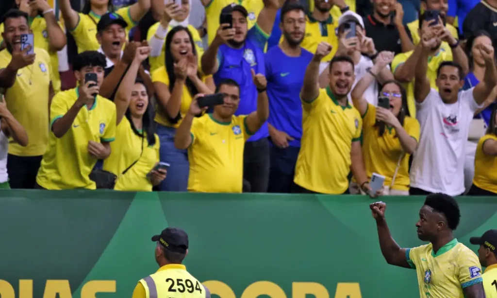 Brasília (DF), 20/03/2025 - Jogador Vini Jr durante lance de jogo de futebol entre Brasil e Colômbia válido pelas Eliminatórias da Copa do Mundo. Foto: Bruno Peres/Agência Brasil
