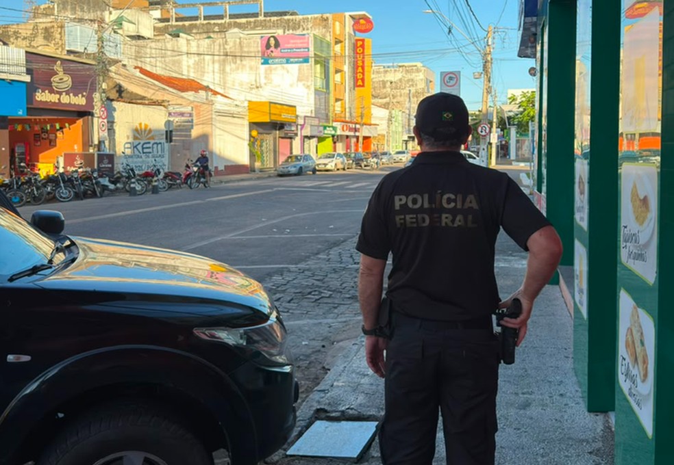 Operação cumpriu mandado de busca e apreensão em Cajazeiras — Foto: Divulgação/Polícia Federal
