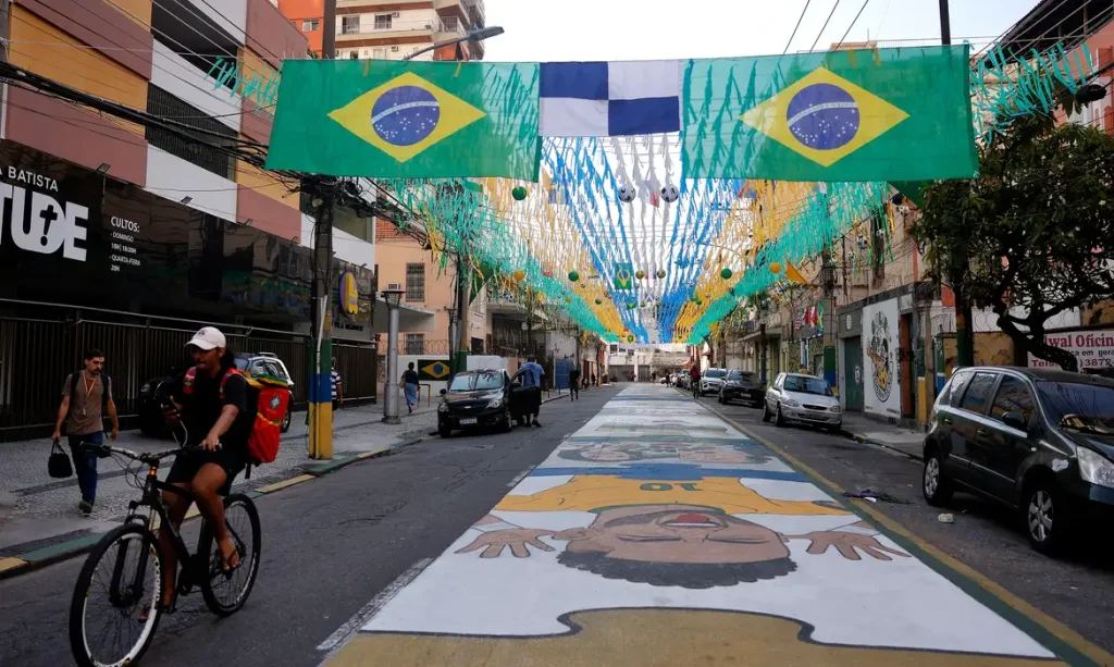 Rio de Janeiro (RJ), 09/06/2026 - Rua Pereira Nunes, em Vila Isabel, zona norte da cidade, pintada e enfeitada para a Copa do Mundo de Futebol 2026.  Foto: Tânia Rêgo/Agência Brasil