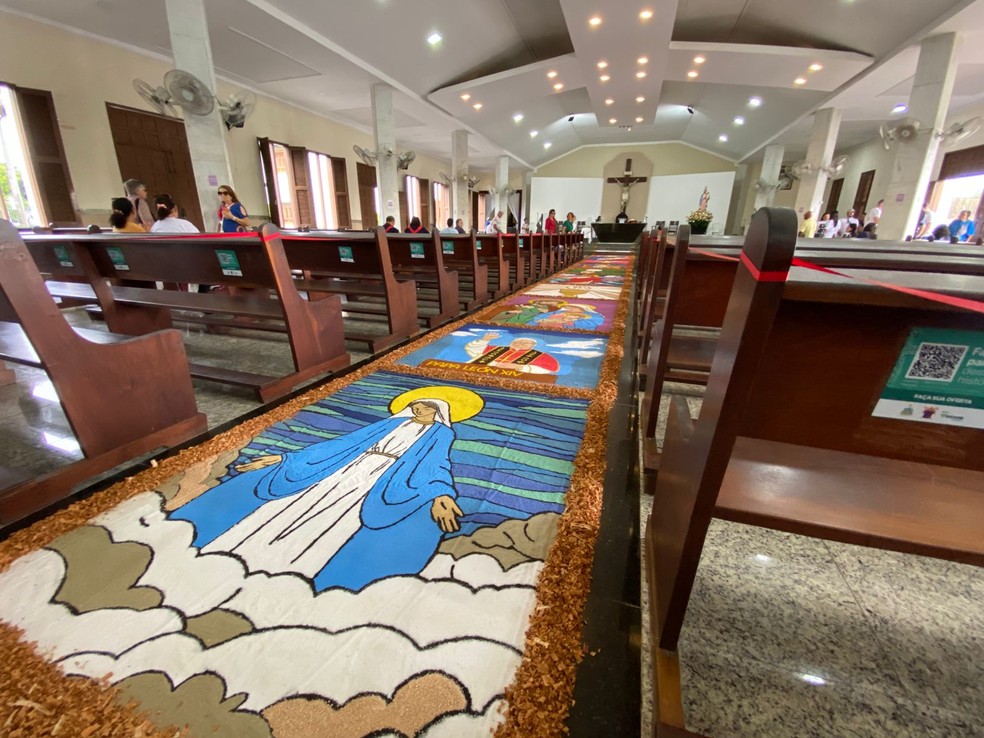 Tapete tradicional de Corpus Christi na Paróquia Nossa Senhora da Candelaria, em Natal — Foto: Pedro Trindade/Inter TV Cabugi
