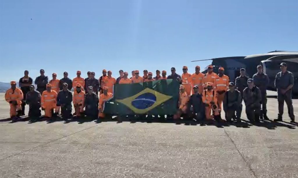 Equipe de Bombeiros de São Paulo e Minas Gerais que embarcou no quarto vôo de ajuda humanitária do Brasil para Venezuela para ajudar na busca de vítimas de terremoto. 
Foto: Corpo de Bombeiros SP/Divulgação