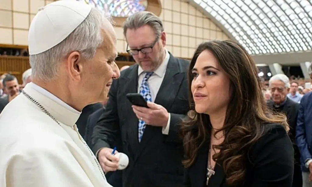02/06/2026 - O Papa Leão XIV nomeou nesta terça-feira (2) a executiva da mídia mexicana María Montserrat Alvarado para comandar o poderoso departamento de Comunicação do Vaticano, a primeira mulher não religiosa a ocupar uma carga na Cúria Romana. Foto: Vatican Media/Divulgação