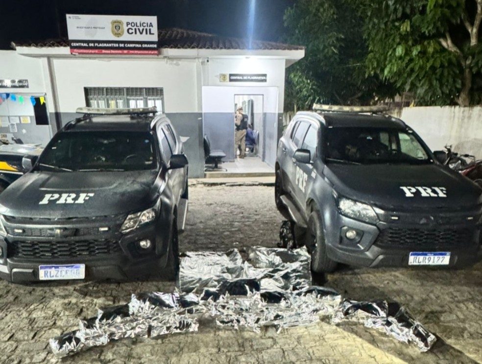 Quatro pessoas são presas suspeitas de transportar mais de 20 kg de skunk em veículos, no Agreste da Paraíba — Foto: Reprodução / PRF