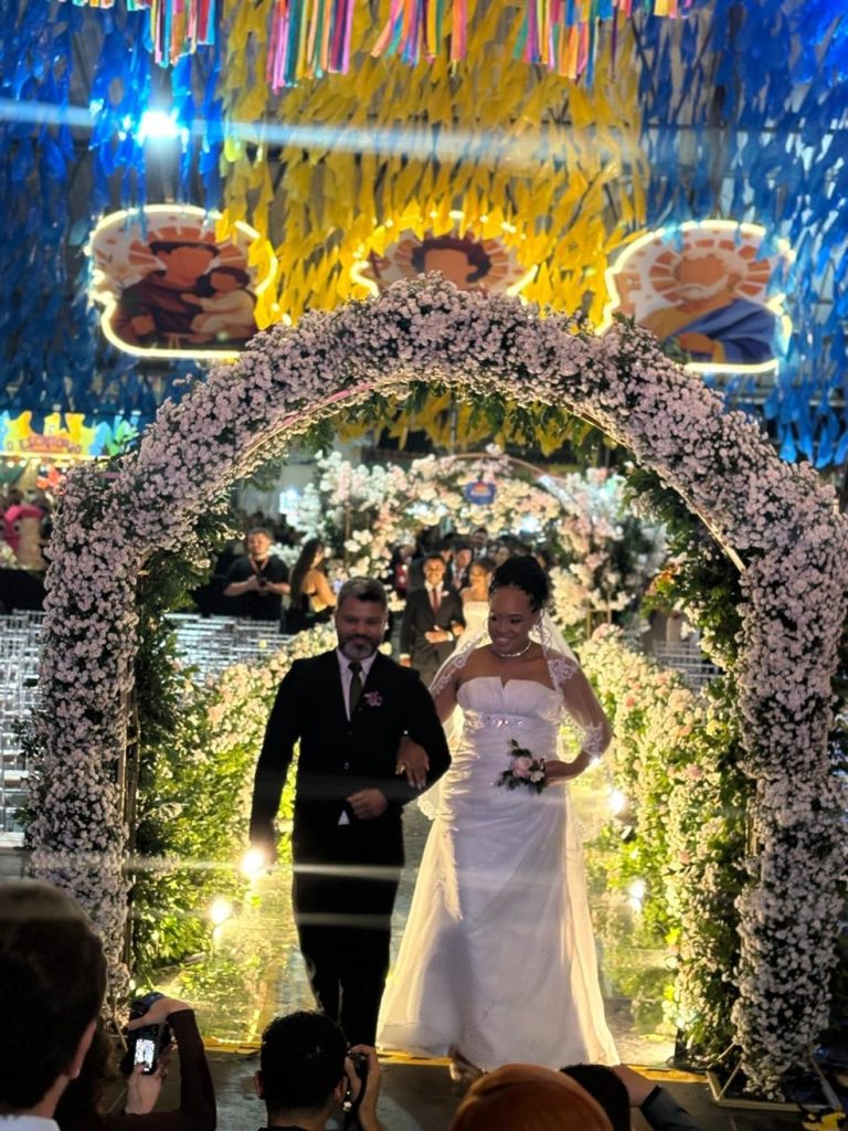 Casal que se conheceu há um ano no Parque do Povo se casou nesta sexta-feira (12), Dia dos Namorados, no Casamento Coletivo — Foto: Bruna Couto/g1