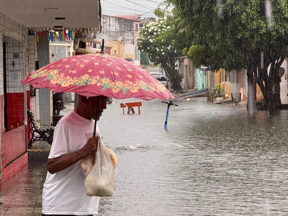 Alagamento na Rua Cauby Barreto, nas Rocas em Natal (RN) chuvas chuva Rio Grande do Norte — Foto: Sérgio Henrique Santos/Inter TV Cabugi