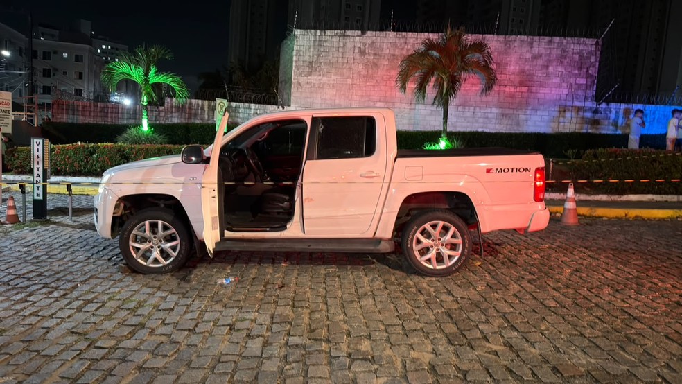 Homem dirigia caminhonete quando foi atingida por disparos — Foto: Kleber Teixeira/Inter TV Cabugi