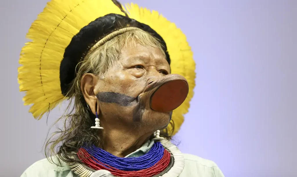 Brasília - O cacique Raoni Metuktire durante cerimônia de entrega da Medalha de Honra ao Mérito Indigenista, concedida a autoridades públicas e cidadãos que se destacaram na luta em favor dos povos indígenas brasileiros  (Marcelo Camargo