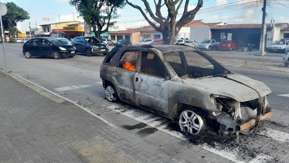 Carro é destruído por incêndio em túnel na BR-101, em Natal — Foto: Thiago Cesar / Inter TV