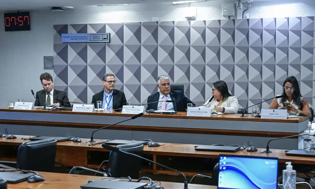 As Comissões de Direitos Humanos e Legislação Participativa (CDH) e de Assuntos Sociais (CAS) promovem audiência pública conjunta destinada a debater sobre os  impactos sociais, econômicos e de saúde pública decorrentes da crescente expansão das apostas esportivas on-line (“bets”) no Brasi.

Mesa: 
defensor público do Estado de São Paulo e Membro da Comissão da Saúde da Associação Nacional das Defensoras e Defensores Públicos, Marcelo Dayrell Vivas;
diretoria de fiscalização da Atenção Primária à Saúde da AudSaúde - Representante do Tribunal de Contas da União (TCU), Unidade de Auditoria Especializada em Saúde
Marcelo Chaves Aragão;
presidente eventual da CDH, senador Eduardo Girão (Novo-CE);
coordenadora do Núcleo de Defesa do Consumidor da Defensoria Pública do Estado do Rio de Janeiro, Luciana Telles da Cunha;
desenfluenciadora de jogos do tigrinho, Jessica Lobo.

Foto: Waldemir Barreto/Agência Senado