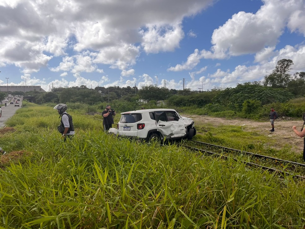 Motorista fica ferido após colidir veículo com trem, em João Pessoa — Foto: Silvia Torres / TV Cabo Branco